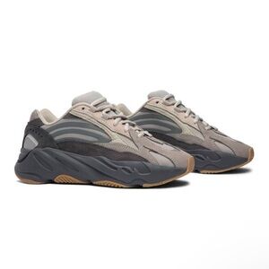 Yeezy Boost 700 V2 ‘Tephra’
Used
Size 6 Men’s (8 Women’s)
Good Condition